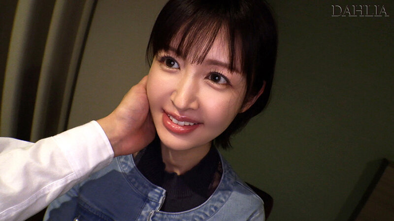 神乳素人！？ 圧倒的なスタイルで男を虜にするショートカット美女 角奈保 画像1