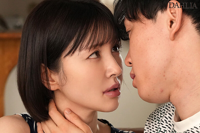 夫の不在中、欲求不満の人妻が唾液を絡ませ自ら腰を振る。接吻中出し不倫 角奈保 画像1