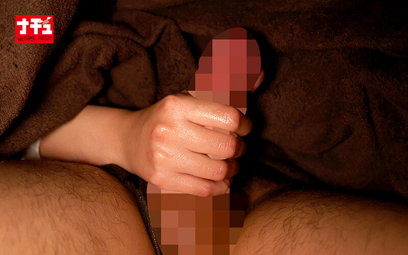 妻がいる至近距離で平然とマッサージしながらこっそりチ○ポを挿入し腰振り騎乗位で中出しまでさせるエステティシャン12 優しい痴女Hさん（29） 画像4