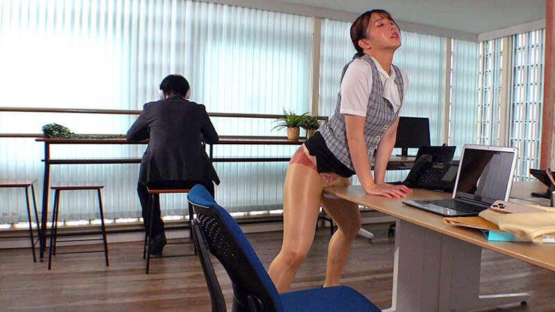 バレたらマズイ状況でこっそり吐息を漏らす 働くオンナのパンスト角オナニー 画像1