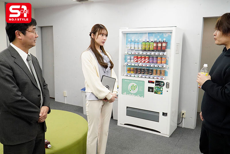 新人スポーツキャスターは局から人気スポーツ選手にあてがわれても断れず&hellip;力まかせのネジ込みピストンで死ぬほどイカされる。 楓ふうあ 画像2