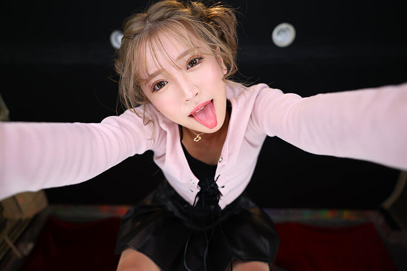 【VR】【8K VR】超天井特化JOI！トロ甘イジワルSギャルに圧迫見下ろしされながら、淫語交じりの淫靡手コキ&times;濃蜜フェラ&times;ヌチュクチュ密着騎乗位でエンドレス射精管理されちゃえ！ 小那海あや 画像2