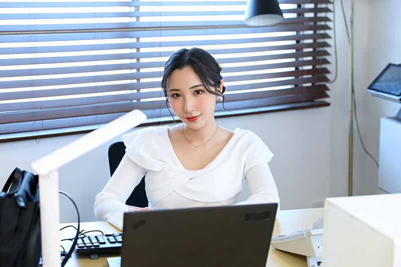 【VR】【8K VR】僕が夜通し仕事に没頭できるのは、漫画BODYな女上司が、みんなが帰った後に超天井特化アングル&lsquo;よしよーし&lsquo;おっぱい吸い杭打ちピストンで無限に射精させられるから。北野未奈 画像2