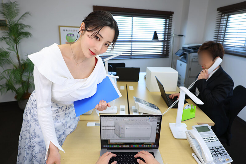 【VR】【8K VR】僕が夜通し仕事に没頭できるのは、漫画BODYな女上司が、みんなが帰った後に超天井特化アングル&lsquo;よしよーし&lsquo;おっぱい吸い杭打ちピストンで無限に射精させられるから。北野未奈 画像3