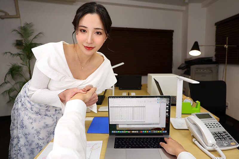 【VR】【8K VR】僕が夜通し仕事に没頭できるのは、漫画BODYな女上司が、みんなが帰った後に超天井特化アングル&lsquo;よしよーし&lsquo;おっぱい吸い杭打ちピストンで無限に射精させられるから。北野未奈 画像4