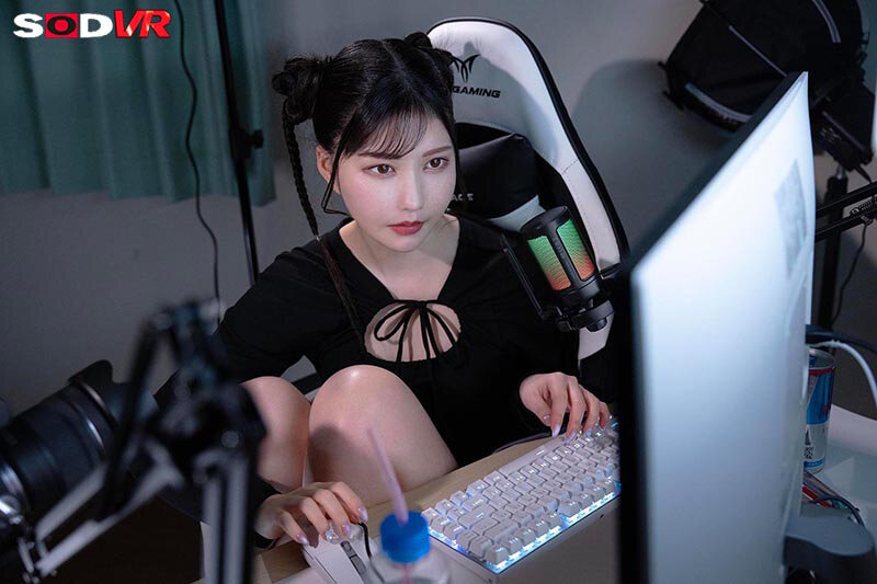 【VR】【8K】配信者藍芽さんにビ●ツを大量に投げていたらDMからのオフパコセックスに～！ 藍芽みずき 画像2