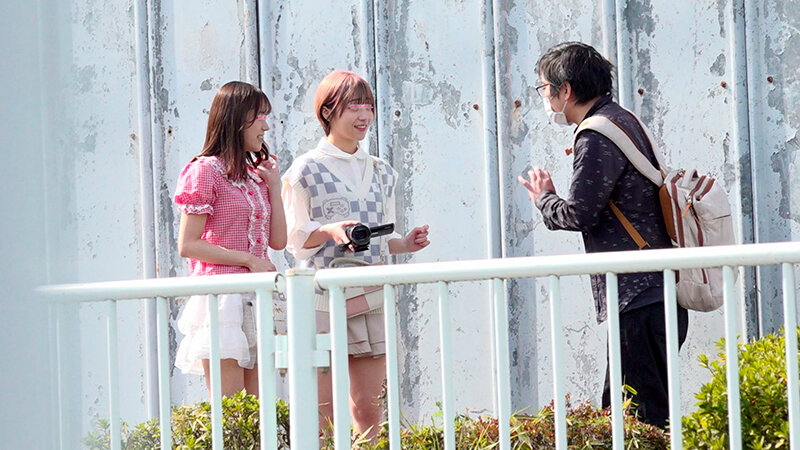 顔出しMM号 仲良し女友達限定 ザ・マジックミラー 令和の女子大生2人組が逆ナンパした昭和オジサンと「射精脱出ゲーム」に挑戦！父親よりも年上なオジサンの元気すぎる絶倫チ○ポに戸惑いながらも手コキ・Wフェラ・ハーレム逆3P！最後は連続W中出し！ 画像2