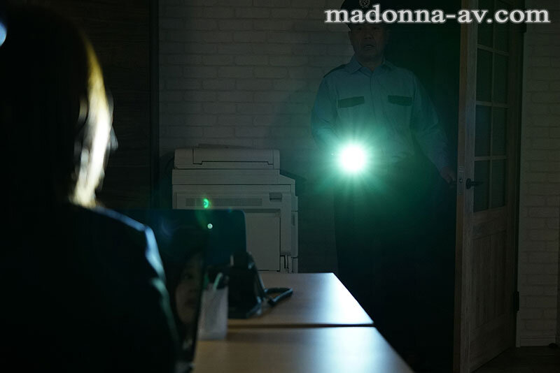 密着セックス ～深夜のオフィスで、警備員と残業不貞愛～ 小島みなみ 画像1