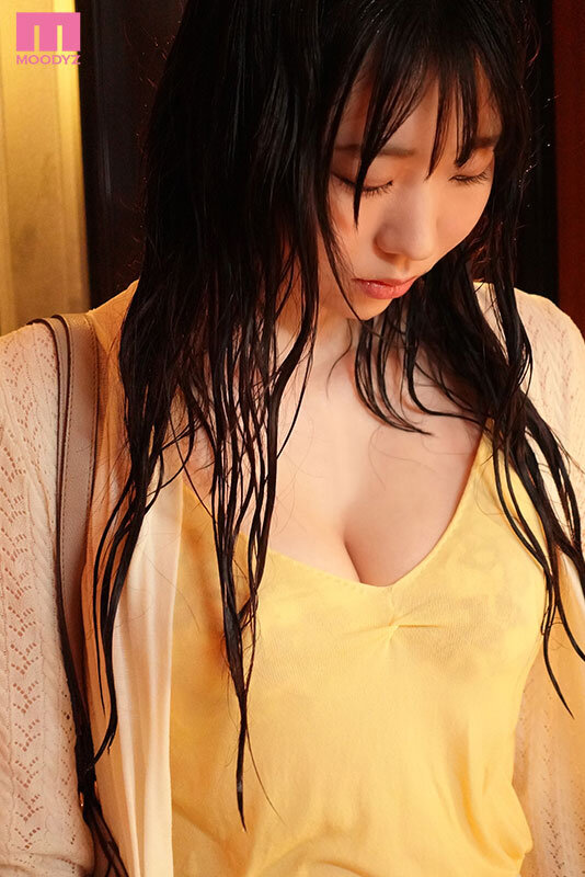 彼女の姉の濡れ‘神乳’誘惑がエロすぎて…。彼女が不在の24時間、一生分の精子出すほどハメまくった…! 百田光稀 画像1