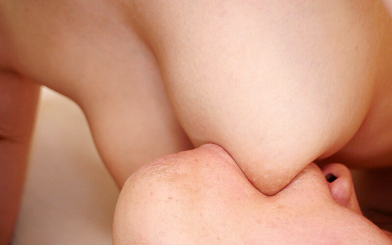 【令和版】四つん這いの垂れ下がった爆乳を下から揉み舐め吸う 画像15