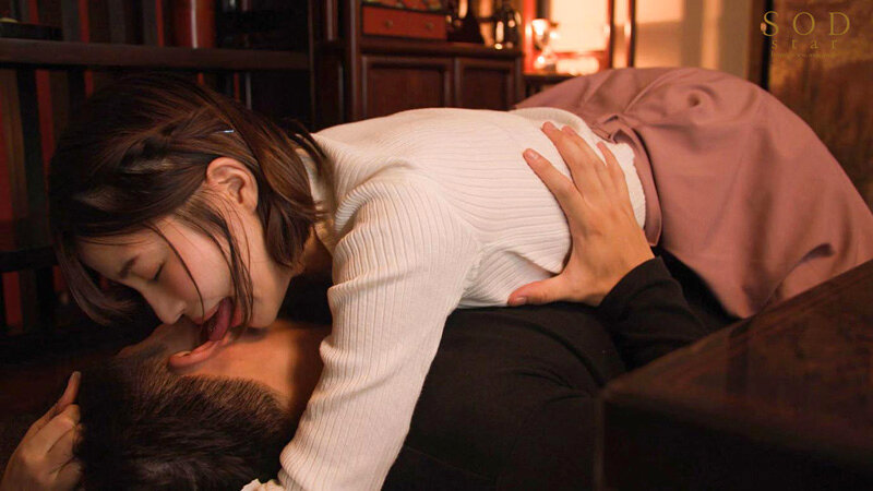 酔うとキス魔になっちゃう若妻と町内会の忘年会で旦那に隠れて何度もベロちゅう不倫。 唯井まひろ 画像4