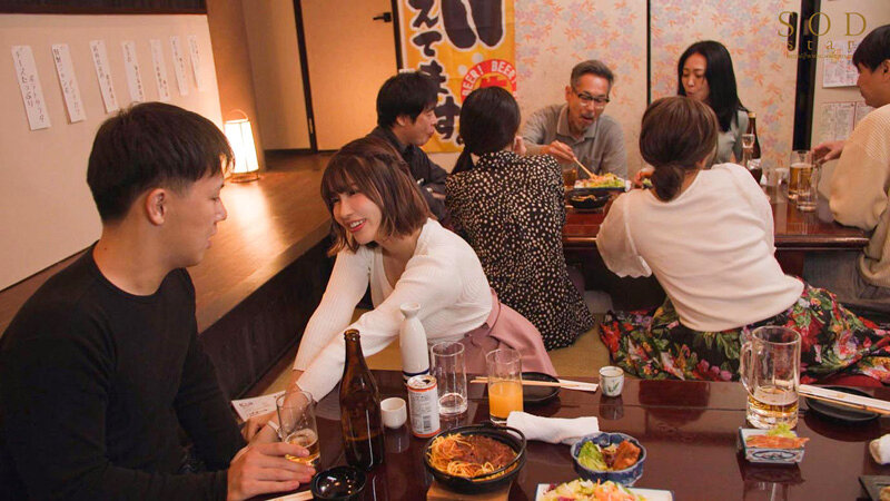 酔うとキス魔になっちゃう若妻と町内会の忘年会で旦那に隠れて何度もベロちゅう不倫。 唯井まひろ 画像8