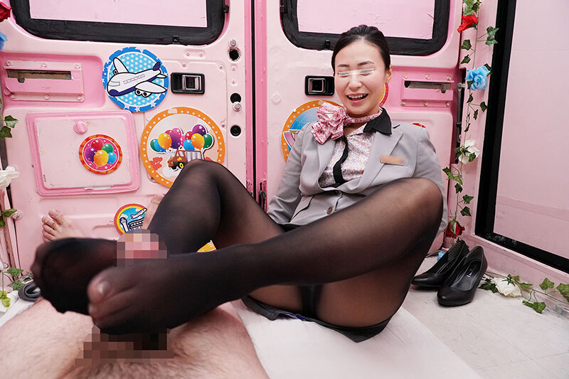 一般男女モニタリングAV&times;マジックミラー便コラボ企画&lsquo;フライト帰りのCAはチ○ポが欲しくてたまらない&rsquo;という噂は本当か！？大手航空会社勤務のキャビンアテンダントが黒パンスト美脚でフル勃起したデカチ○ポに自らまたがり腰振りガニ股騎乗位で連続中出し！6「あなたよ&hellip; 画像3