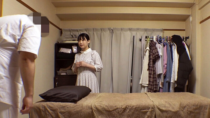 媚薬オイルマッサージ 痴●盗撮＆中出し素人娘VOL.58 超強力媚薬を配合したマッサージオイルを施術中に知らずに塗りこまれたオンナは、身体の火照りに驚き、チ〇ポを欲しがる自分に戸惑い、垂れ出したマン汁に恥ずかしがりながらも生ハメ中出しまで欲してしまう！ 画像1