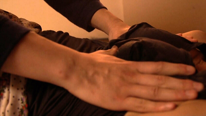 昼下がりの居間で母の不倫現場を目撃した愚息の肉棒は勃起し&hellip;目の前の男根にしゃぶりつく淫乱母さんとの禁断SEX！ 画像4