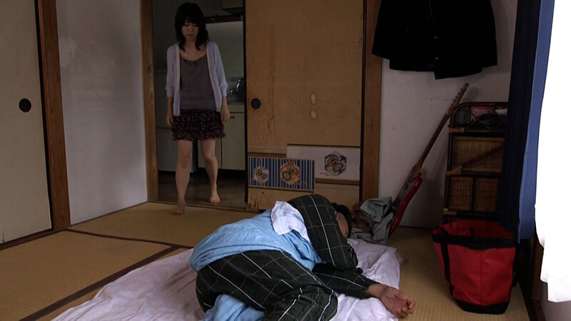 体調不良の愚息の元に訪れた母さん！貧乳だけどデカ乳首に発情した愚息とのSEXに嵌る淫乱母さん！ 画像1