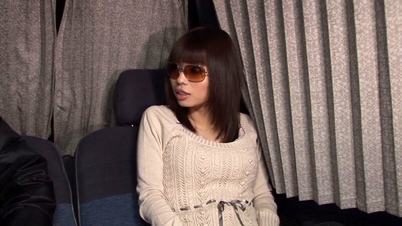 脱げば脱ぐほどエロくなる魔性の人妻！180度開脚で大股開いて男を誘惑！奥底まで肉棒ぶっ挿しハードSEX！ナマ中出し！ 画像1