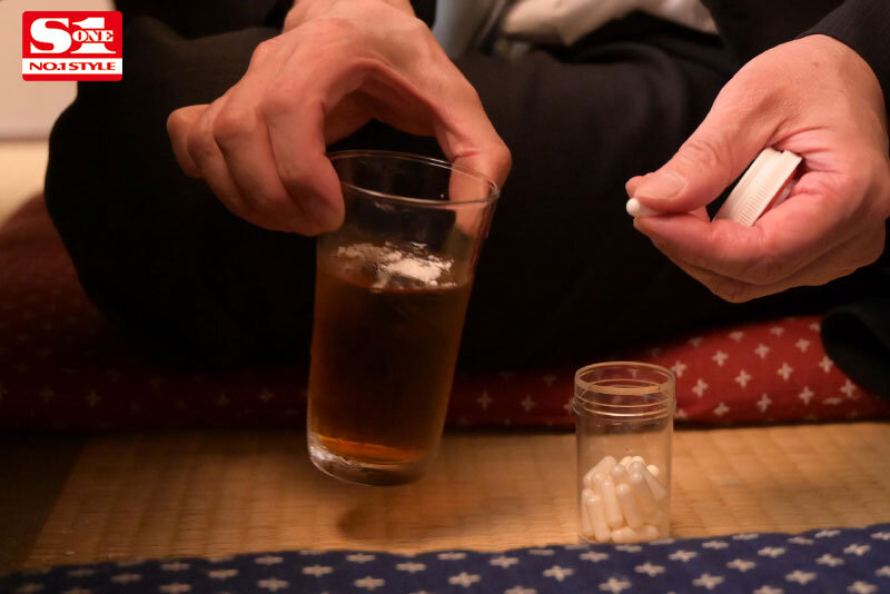 出張先で軽蔑している中年セクハラ上司とまさかの相部屋に&hellip;朝まで続く絶倫性交に不覚にも感じてしまったGカップ新人社員 愛宝すず 画像2