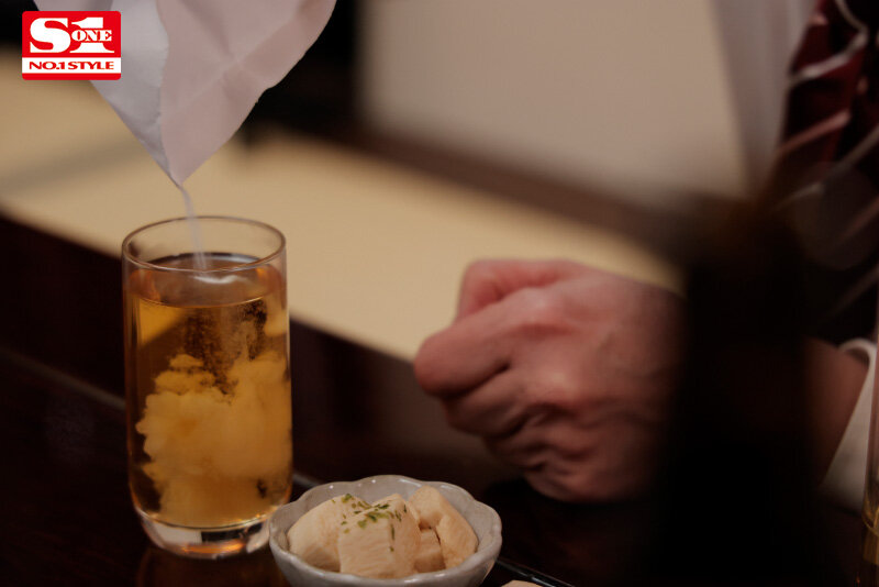 出張先で軽蔑している中年セクハラ上司とまさかの相部屋に&hellip;朝まで続く絶倫性交に不覚にも絶頂を繰り返すGカップ童顔新入社員 安達夕莉 画像2