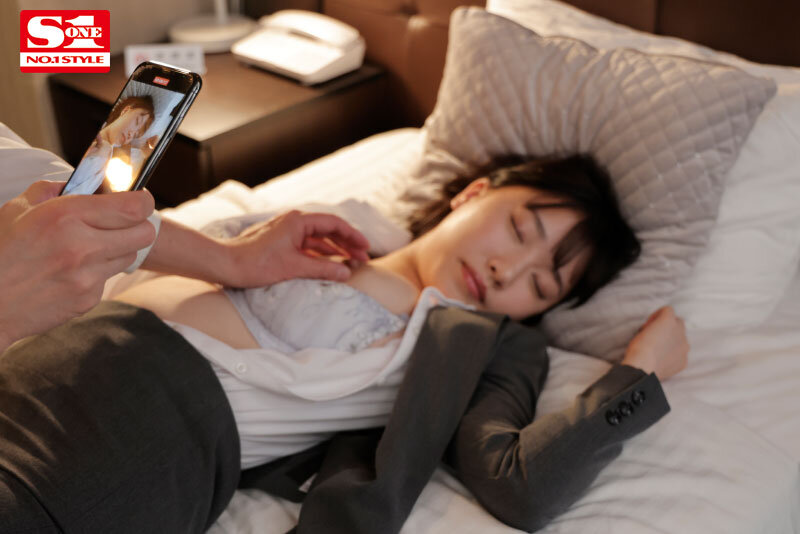 出張先で軽蔑している中年セクハラ上司とまさかの相部屋に&hellip;朝まで続く絶倫性交に不覚にも絶頂を繰り返すGカップ童顔新入社員 安達夕莉 画像3