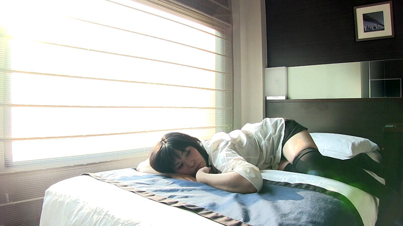 恥ずかしがりながらも股間を熱くして快感に堕ちる垂れパイ熟女と嵌め撮り中出しSEX！ 画像1