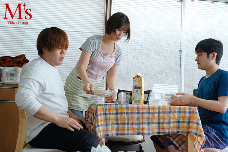 玉城夏帆 誘惑シーン - 夕飯は冷蔵庫にカレー入ってるから適当にチンして食べてね&hellip;それじゃあお母さんセックスしてくるね。 玉城夏帆