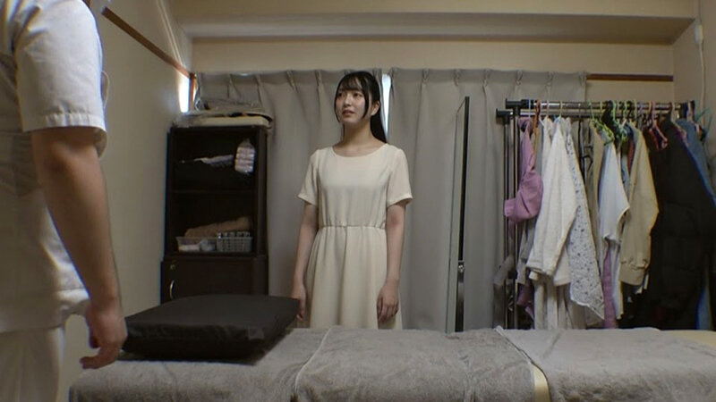 媚薬オイルマッサージ 痴●盗撮＆中出し素人娘VOL.69 超強力媚薬を配合したマッサージオイルを施術中に知らずに塗りこまれたオンナは、身体の火照りに驚き、チ〇ポを欲しがる自分に戸惑い、垂れ出したマン汁に恥ずかしがりながらも生ハメ中出しまで欲してしまう！ 画像1