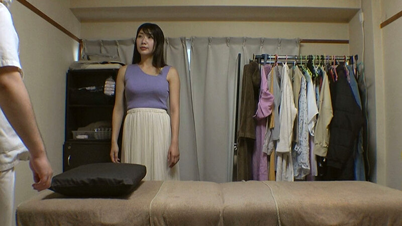 媚薬オイルマッサージ 痴●盗撮＆中出し素人娘VOL.69 超強力媚薬を配合したマッサージオイルを施術中に知らずに塗りこまれたオンナは、身体の火照りに驚き、チ〇ポを欲しがる自分に戸惑い、垂れ出したマン汁に恥ずかしがりながらも生ハメ中出しまで欲してしまう！ 画像3