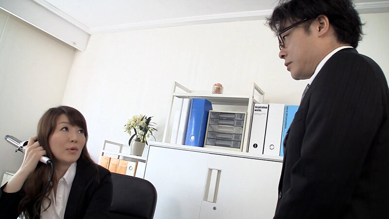 セクハラ女上司が部下の肉棒漁り！疲れを知らないムラムラ熟女の淫乱大爆発の生ハメ淫行！ 画像1