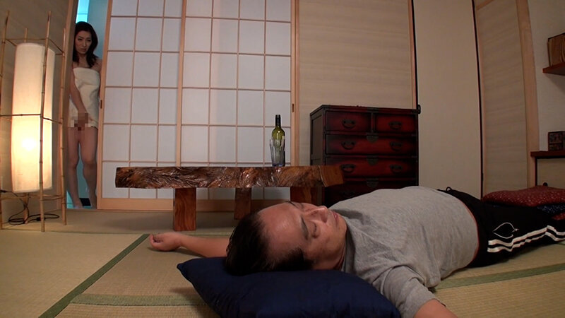 ムラムラ熟女が全裸で肉棒狩り！淫気爆発で本能丸出し生嵌め狂い！ 画像1