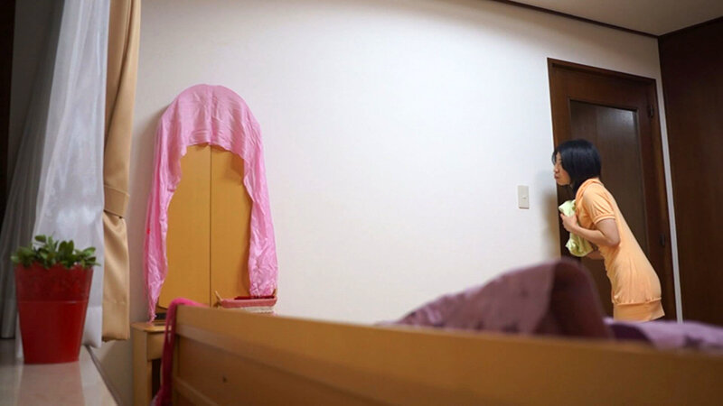 「娘居るからだめ！」隣の部屋には娘がいるのに声が止まらない！声を抑えて燃え上がる熟年セックス！ 画像2