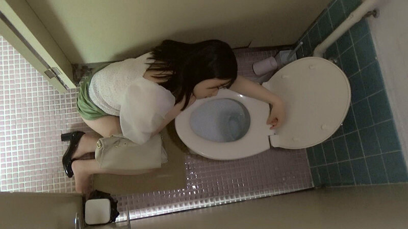 女性トイレに突っ伏していた色白ギャル系女性に忍び寄る魔の手！隠し撮りされた行為！ 画像1