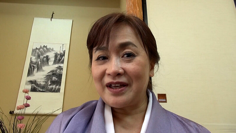 亡きご主人の濃厚愛撫のお陰で若さを保つぽっちゃり和服巨乳熟女。敏感体質のむっちり熟女の初撮りAV性交！ 画像1