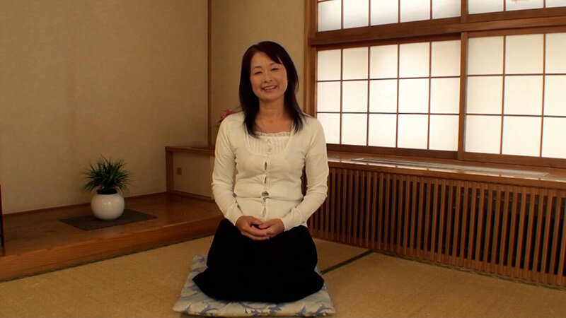 初めて見たAVの興奮と感激が忘れられず自分もこんなに他人を興奮させられるAVに出てみたい！と応募してきた黒髪五十路熟女の初撮り破廉恥SEX！ 画像1