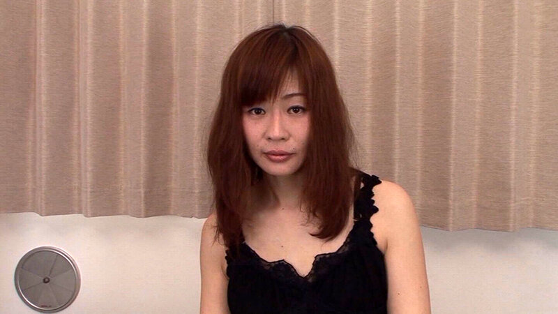 勇気を出して応募したけど緊張で震える熟女さん！緊張をほぐしてあげる為に乳首やアソコを舐めたら気分上々！中出しセックス！ 画像1