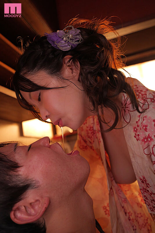 「うちがキスぐらい教えちゃぁよ&hellip;」地元（福岡）のド田舎に帰省中、親友のお姉ちゃんが彼女とキスも出来ない俺を子供扱いべろちゅー挑発！ニヤニヤ跨り密着キス堕とし騎乗位で11発もぶっこ抜かれたオレ。 九野ひなの 画像6