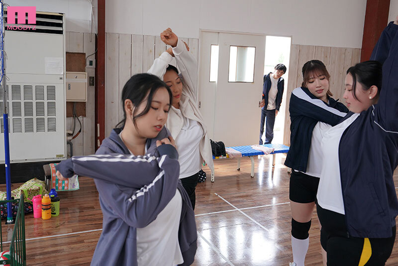 藤沢麗央、夕季ちとせ、本真ゆり、塚田しおり ビジュアル - むっちり爆乳ママさんバレーハーレム 練習の息抜きと称して超デカ乳圧迫！肉感包囲！若チ●ポを喰らい中出し精搾する極むち欲求不満おばさんズ