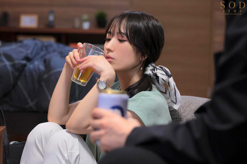 小湊よつ葉 誘惑シーン - 苦手な同僚と飲み会帰りに勢いでワンナイトしてしまったら膣奥フィットするチ〇ポの相性が良すぎて人生最高の絶頂感を味わってしまい&hellip;全然好きじゃないのにおかわりセックスしまくった 小湊よつ葉